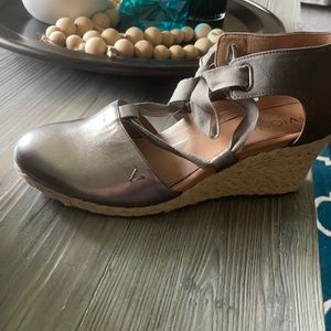 Vionic wedge heel canvas / leather espadrille